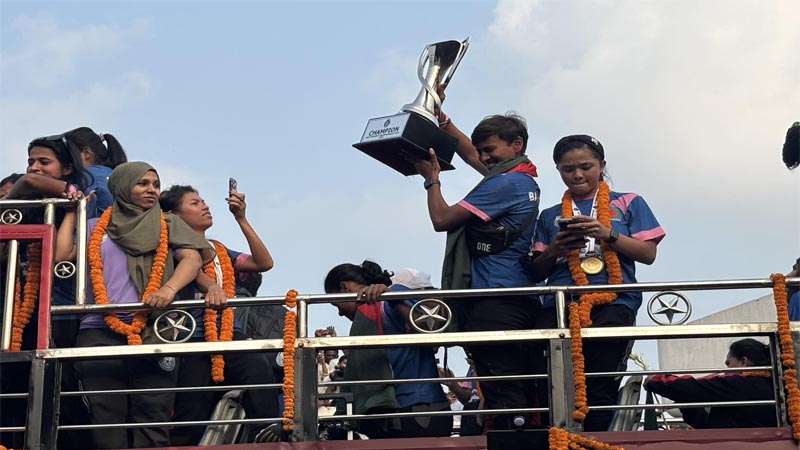 ছাদখোলা বাসে বিমানবন্দর ছাড়লেন সাফজয়ী নারী দল
