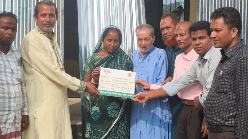 চারিকাটা ইউনিয়নে বন্যায় ক্ষতিগ্রস্থদের মধ্যে জেছিস’র বিনামুল্যে টেউটিন বিতরণ