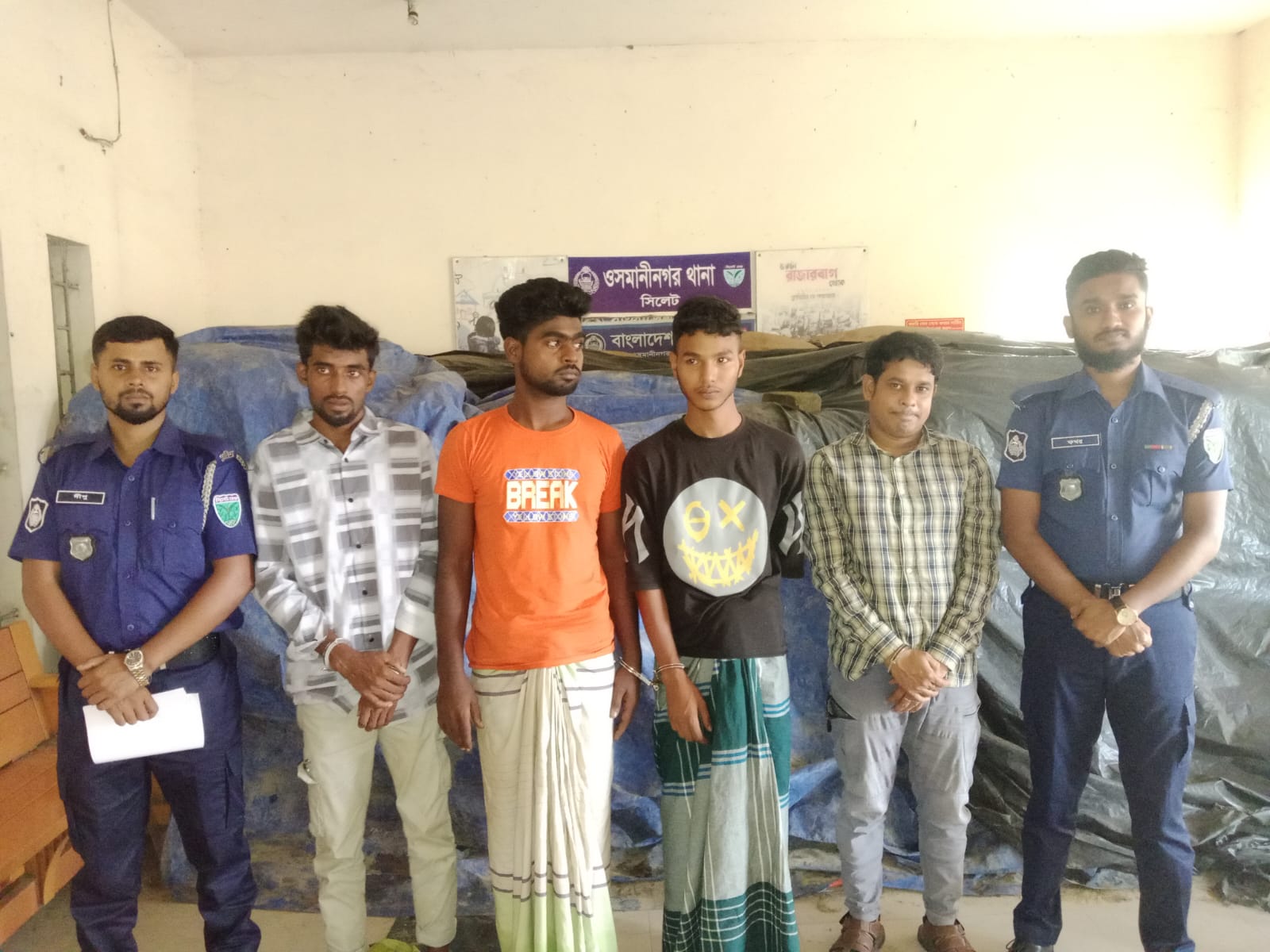 ওসমানীনগরে ২৮০ বস্তা ভারতীয় চিনি জব্দ,আটক ৪