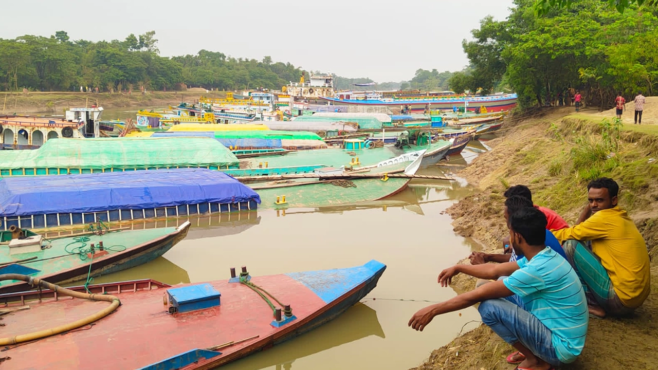 ‘সব ভাইঙ্গা লইয়া যাইতেছে, আমরারে বাঁচান’