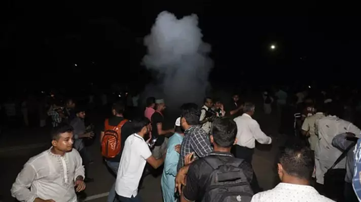 বঙ্গভবনে ঢুকতে গিয়ে দুইজন গুলিবিদ্ধ