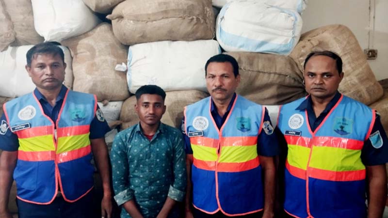 নৌকাভর্তি ভারতীয় কাপড়ের চালান ধরল ছাতক নৌ পুলিশ