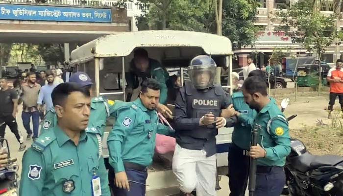 আদালতপাড়ায় সাবেক কাউন্সিলর লায়েককে লাথি-ঘুষি