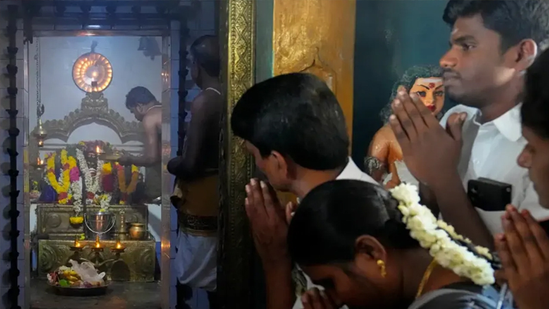 ভারতের প্রত্যন্ত গ্রামে কমলার বিজয়ের জন্য প্রার্থনা