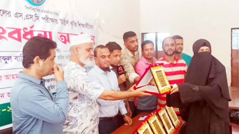 জহির তাহির মেমোরিয়েল বিদ্যালয়ে কৃতি শিক্ষার্থী সংবর্ধনা