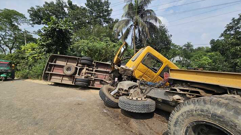 কুমিল্লা-সিলেট মহাসড়কে বাস-লরি, ট্রাকের ত্রিমুখী সংঘর্ষে আহত ২০