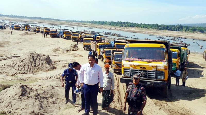 জাফলংয়ে টাস্কফোর্সের অ ভি যা ন, ১০ লাখ ঘনফুট বালু জব্দ