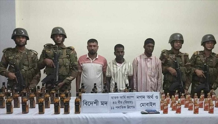 ছাতকে সেনাবাহিনীর অভিযানে অস্ত্র-মাদকসহ গ্রেফতার ৮