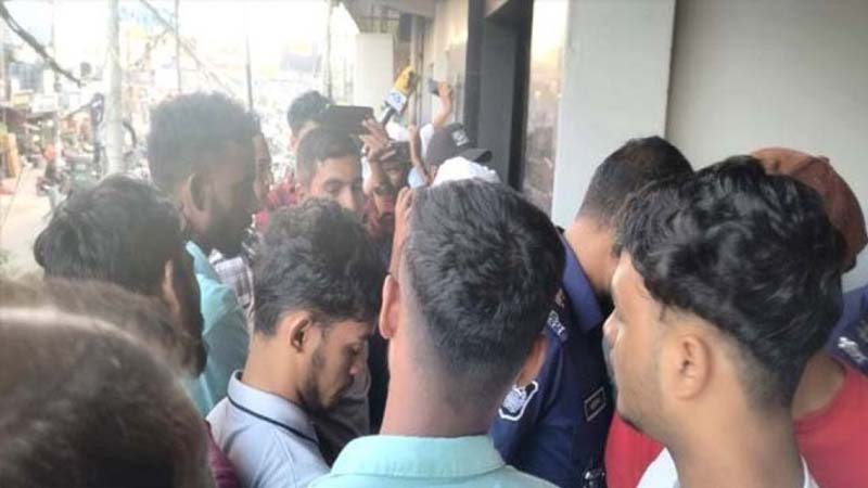 এবার বিয়ানীবাজারে ব্যাংকে তালা দিলেন গ্রাহকরা