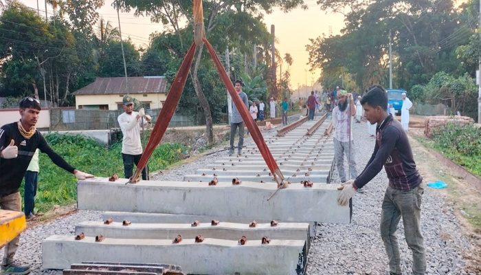 চলছে ডুয়েল গেজ রেললাইন স্থাপন, এলাকায় আনন্দের বন্যা