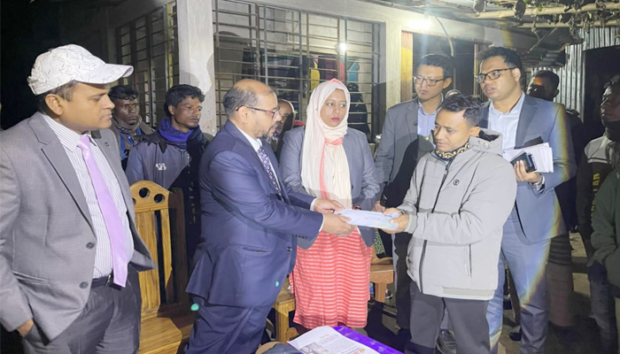 দোয়ারাবাজারে অগ্নিকান্ড, পুড়ে যাওয়া ৬ টি পরিবার পেল আর্থিক সহায়তা