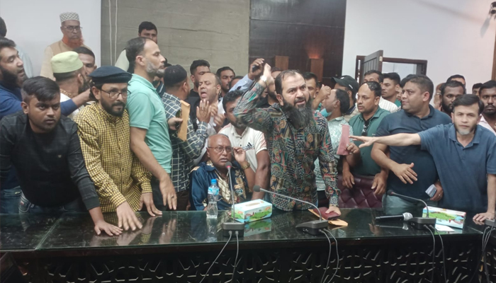 সিলেট হট্টগোল, হাতাহাতিতে স্থগিত বালুর নিলাম : সর্বোচ্চ দরদাতা লাঞ্ছিত