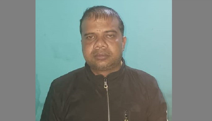 অস্ত্রের মুখে পিকআপ ভ্যান ডাকাতি, চালককে অপহরণ : আটক ১