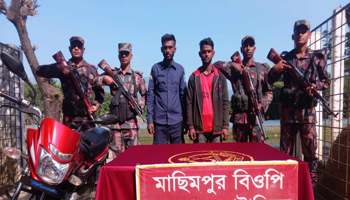 বিজিবির হাতে ভুয়া পুলিশসহ আটক ২