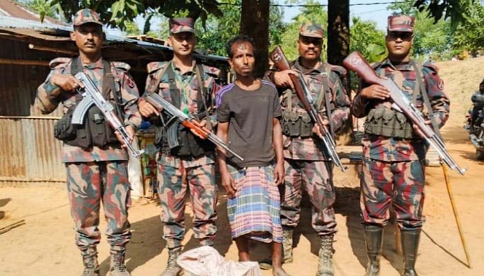 কুলাউড়ায় ভারতীয় চিনিসহ চোরাকারবারি আটক