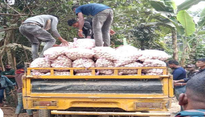 দোয়ারাবাজারে যৌথ অভিযানে ৩০০ বস্তা রসুন আটক