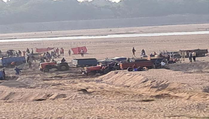 প্রশাসনের চোখ ফাঁকি দিয়ে সড়কপথে ধোপাজান নদীর বালু-পাথর লুট