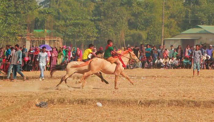 সুনামগঞ্জে ঐতিহ্যবাহী ঘোড়দৌড়,দেখা মিলল হিরো আলম, জায়েদ খানকে