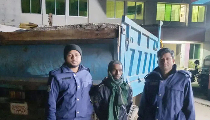 বালু বোঝাই ট্রাকে মিলল ৩০ বস্তা ভারতীয় চিনি