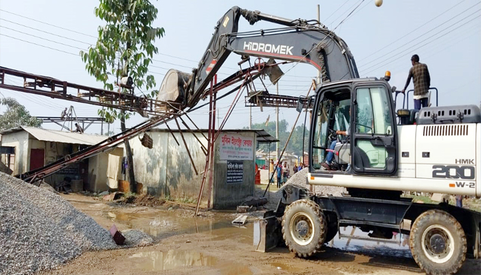 সিলেটে ক্রাশিং মেশিন উচ্ছেদ : দুই দিনের মধ্যে পাথর মিল সরিয়ে নেওয়ার নির্দেশ