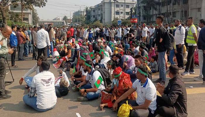 জাহাঙ্গীর গেটের সামনে চাকরিচ্যুত সেনা সদস্যদের অবরোধ