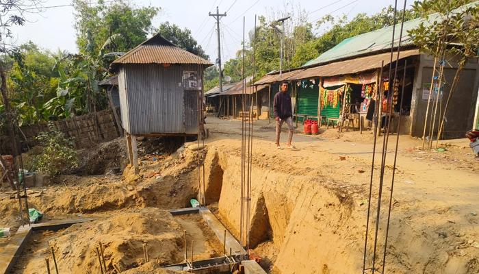 দোয়ারাবাজারে চিলাই নদীর বেড়িবাঁধ কেটে মার্কেট নির্মাণ