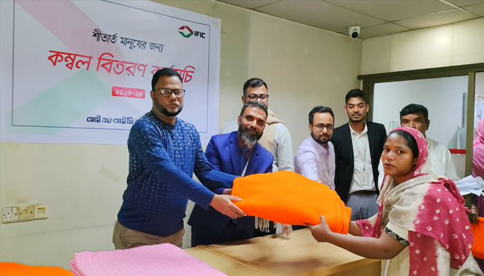 শীতার্ত মানুষের মাঝে আইএফআইসি ব্যাংক’র কম্বল বিতরণ