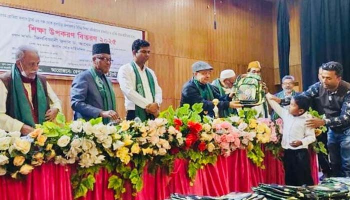 কুলাউড়ায় বেগম রোকিয়া ট্রাস্টের শিক্ষা উপকরণ বিতরন