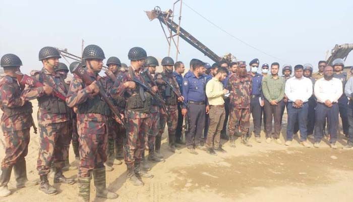 ভোলাগঞ্জে টাস্কফোর্সের অভিযান ২২টি ভাইব্রেটর ও ১৮১টি নৌকা ধ্বংস