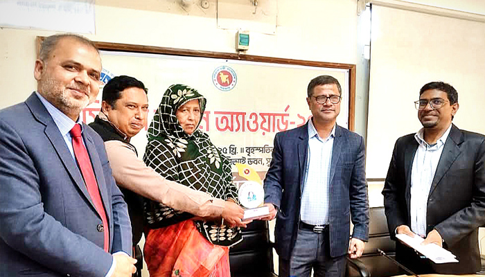 সিভিল সার্জন অ্যাওয়ার্ড পেয়েছেন বিশ্বম্ভপুরের ডাঃ ফারুকী,সুমন,আলেনা