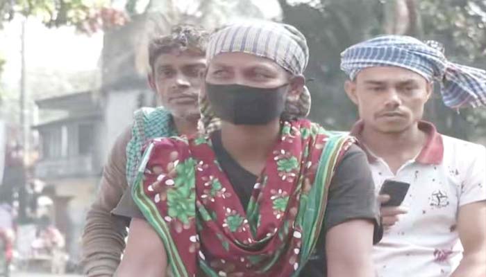 রিকশার চাকার সাথে ঘুরছে জরিনার জীবন চাকা