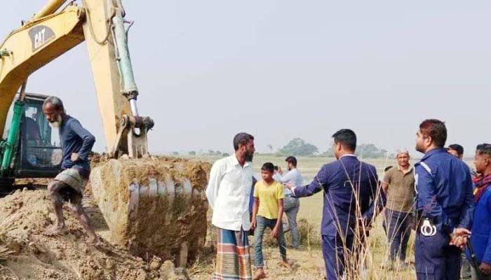 থুবুরি বিলে অবৈধভাবে নির্মাণ হচ্ছে বেড়িবাঁধ, প্রাশাসনের অভিযান