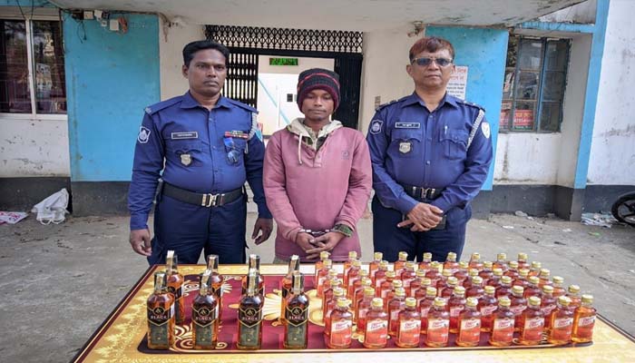 বিশ্বনাথে বিদেশি মদসহ মাদক কারবারি আটক