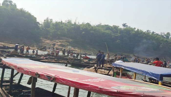 জৈন্তাপুরে প্রশাসনের অভিযান ১ট্রাক বালু জব্দ, ৬জন আটক, জরিমানা আদায়