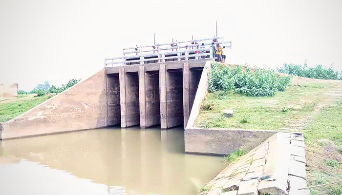 হাওরে কোটি টাকা ব্যয়ে নির্মিত স্লুইসগেট এখন গলার কাটা