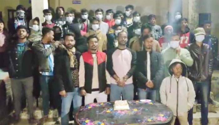 সিলেটে মাস্ক পরে প্রতিষ্ঠাবার্ষিকীর কেক কাটল নিষিদ্ধ ছাত্রলীগ, আটক ১