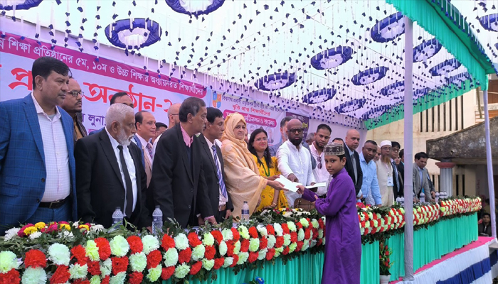 বিশ্বনাথ প্রবাসী এডুকেশন ট্রাস্টের বৃত্তি বিতরণ করলেন ইলিয়াসপত্মী লুনা