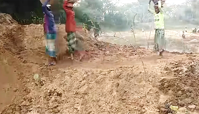 তাহিরপুরে কতৃপক্ষের যোগসাজসে, ফসল রক্ষা বাঁধ তৈরী হচ্ছে বালু দিয়ে :  নীতিমালা মানছেন না কর্মকর্তারা