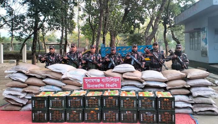 সুনামগঞ্জের সীমান্তে বিপুল পরিমাণ ভারতীয় মালামাল জব্দ করল বিজিবি