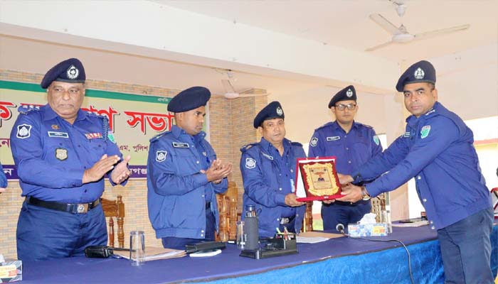 খুন মামলার রহস্য উদঘাটনে পুরষ্কৃত হলেন এসআই আসলাম হোসেন
