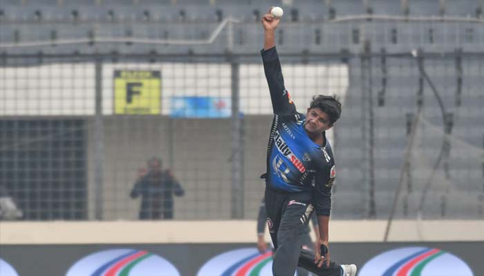 ব্যাট ছুড়ে মেরে শাস্তি পেলেন শেখ মেহেদী