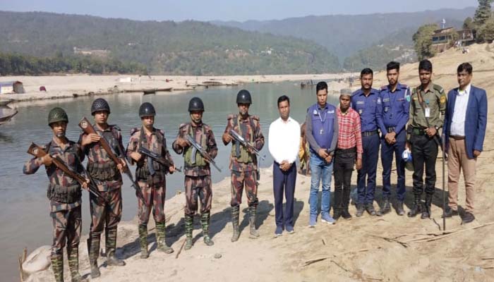 ইসিএভুক্ত এলাকায় টাস্কফোর্সের অভিযান : গোয়াইনঘাটে ৫০টি নৌকা, ২০টি ড্রেজার ও সেভ মেশিন ধ্বংস