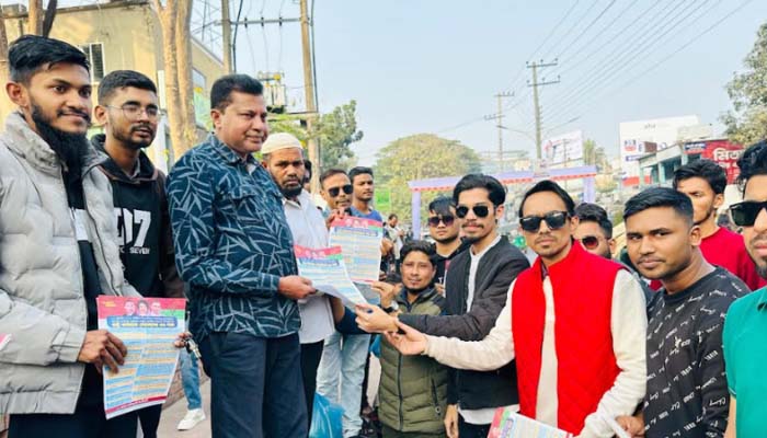 ৩১ দফার পক্ষে সিলেটে ছাত্রদলের প্রচারপত্র বিলি