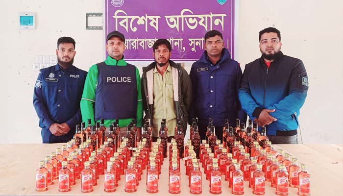 দোয়ারাবাজারে ১২১ বোতল ভারতীয় মদসহ মাদক কারবারী আটক
