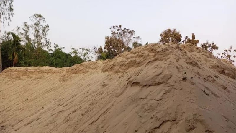 পাহাড়ি ছড়ায় সিলিকা বালু তোলার হিড়িক