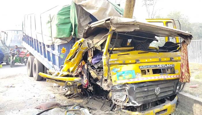 সিলেট মহাসড়কে বাস-ট্রাক-প্রাইভেটকারের ত্রিমুখী সংঘর্ষে আহত ৬৩