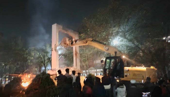সিলেটে বুলডোজার দিয়ে ভাঙা হলো শেখ মুজিবের ম্যুরাল