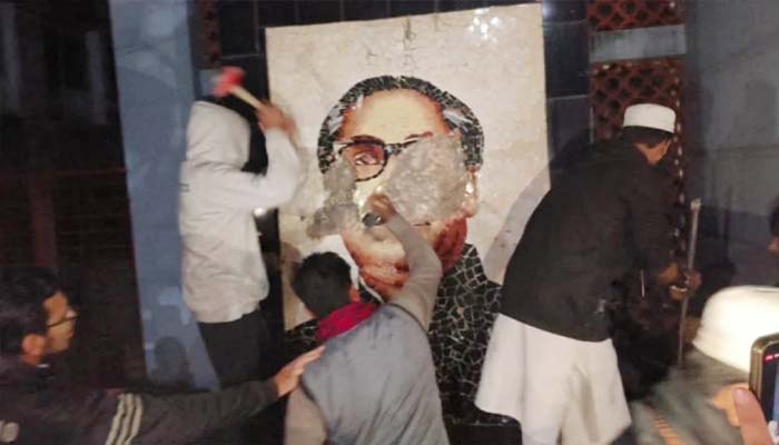 সুনামগঞ্জে শেখ মুজিবের ম্যুরাল ভেঙে দিয়েছে ছাত্র-জনতা