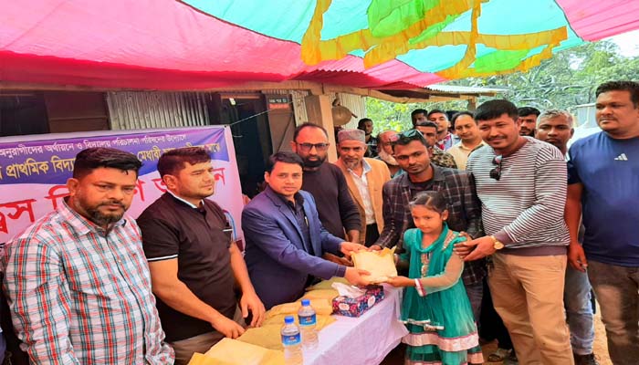 জাফলংয়ে গুচ্ছগ্রাম প্রাথমিক বিদ্যালয়ে স্কুল ড্রেস বিতরণ