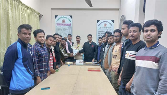 শাবি প্রেসক্লাবের নবনির্বাচিত কমিটিকে ফুলেল শুভেচ্ছা কর্মচারী ইউনিয়নের